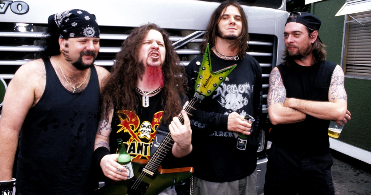 www.revolvermag.com